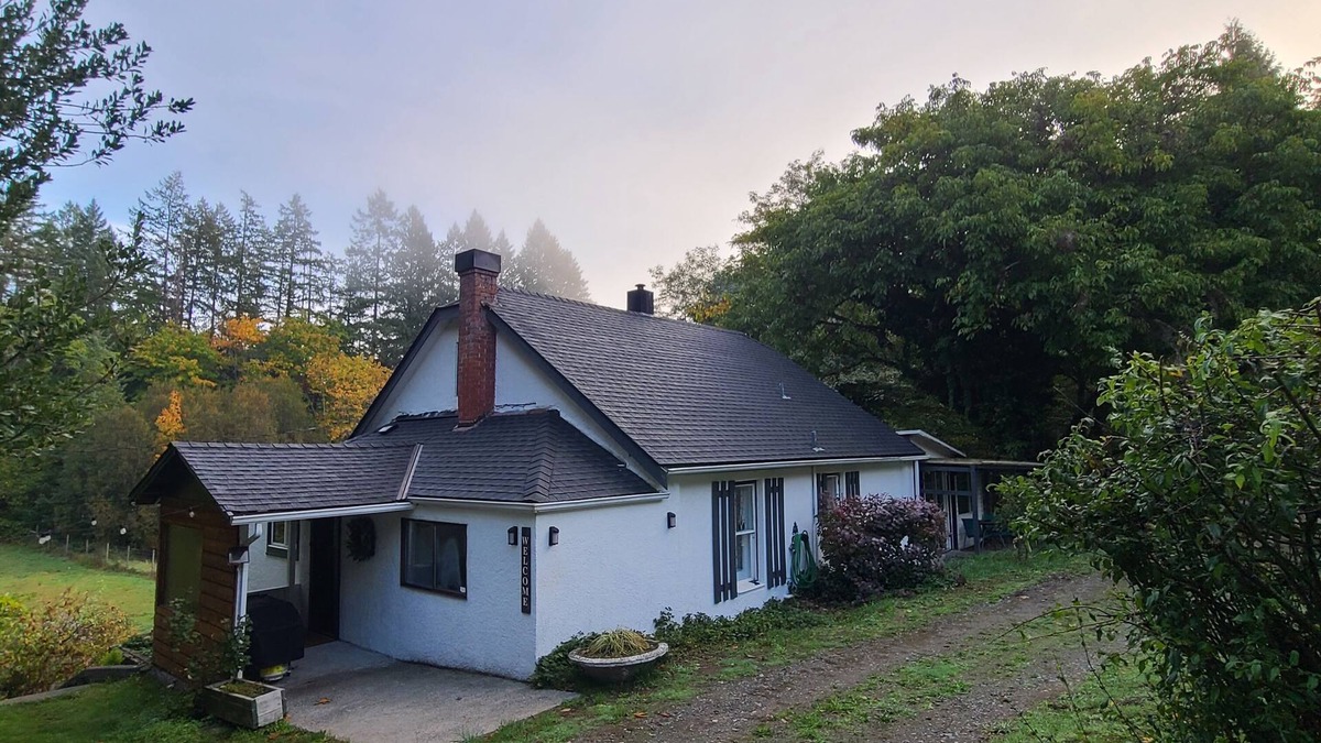 Regional District of Nanaimo Cottage | 100 year old Farm Cottage. Minutes from the beach!