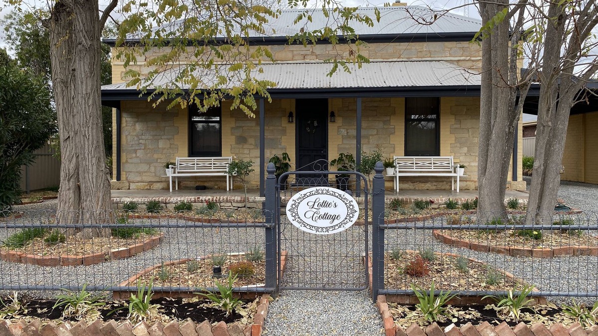 Clare Cottage | 100 year old Renovated Stone Cottage