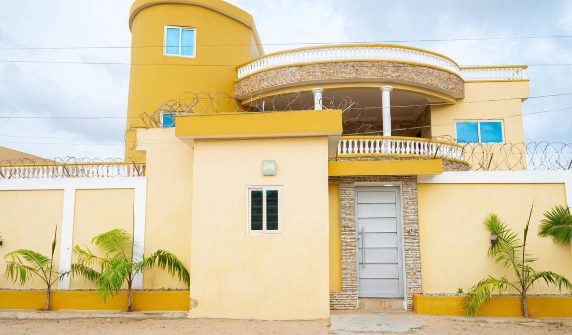 Littoral Department House | 1000 m² House ∙ 5 bedrooms ∙ 10 guests