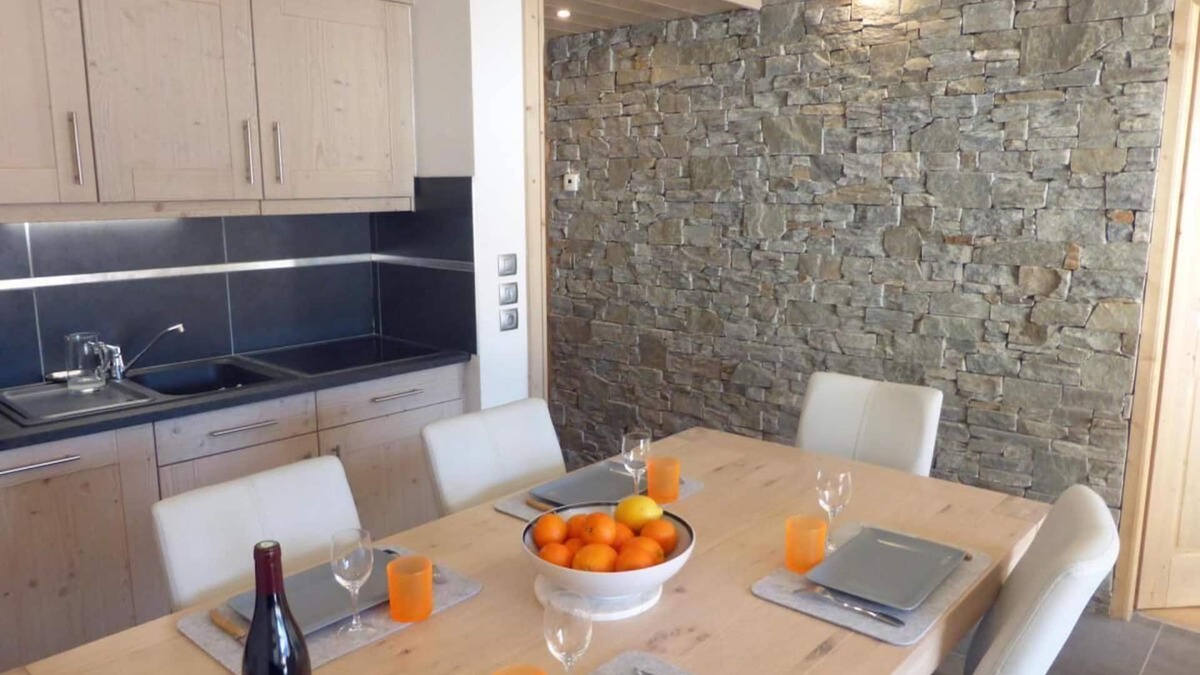 Champagny-en-Vanoise Apartment | 100m from resort center, 4th floor, balcony, parking, tv, ski locker, 57m², Champagny-en-Vanoise