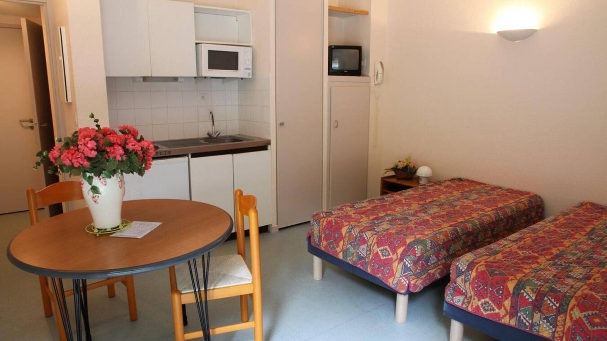 Aulus-les-Bains Apartment | 100m from resort center, view mountain, fitness, parking, tv, 25m², Guzet