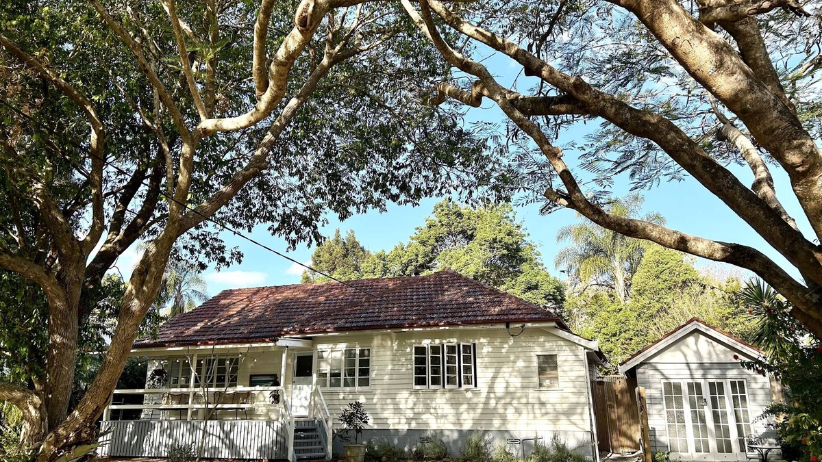 Woombye House | 100m to town, 15 minutes to beach!
