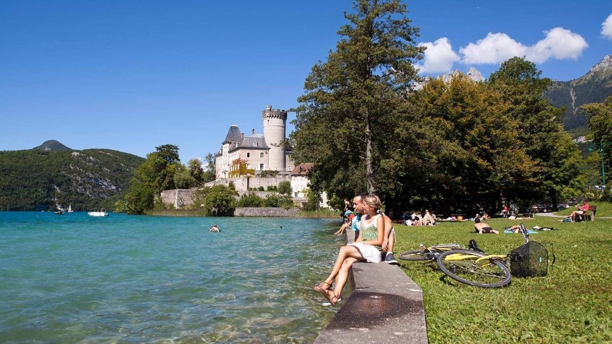 Duingt House | 100m2 house 130m from Lake Annecy. Large sunny terraces.