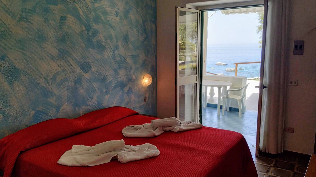 Forio Apartment | 100mt from the beach, 3 bedrooms and 3 bathrooms, terrace, garden and parking.