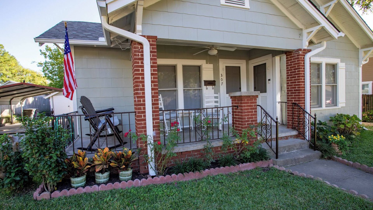 Mineola House | 100yr home with peaceful 1940s vibe and modern amenities in historic downtown.