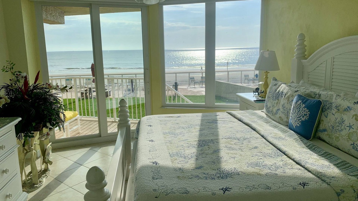 Daytona Beach Shores Condo | #101 3BR, 3KING BEDS, 3BA Max 6, #20 Dog, Discount 7nt, INSIDE LAUNDRY, SPACIOUS
