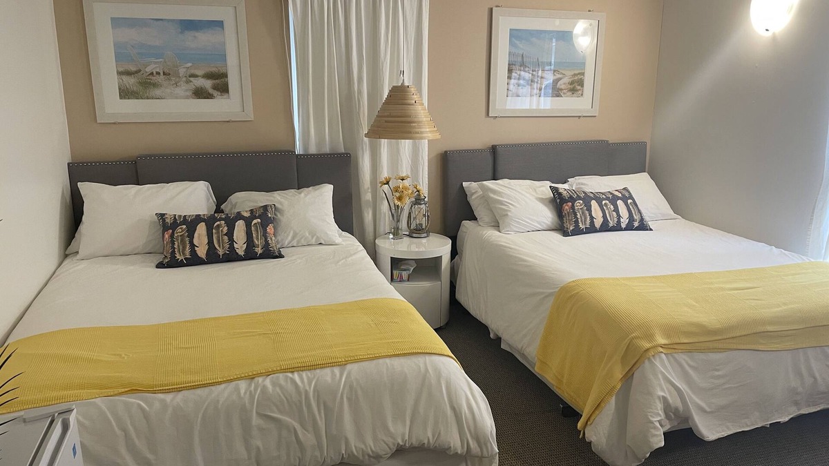 Port Elgin Hotel | 101 - Standard Room - 2 Queen Beds -1st Floor
