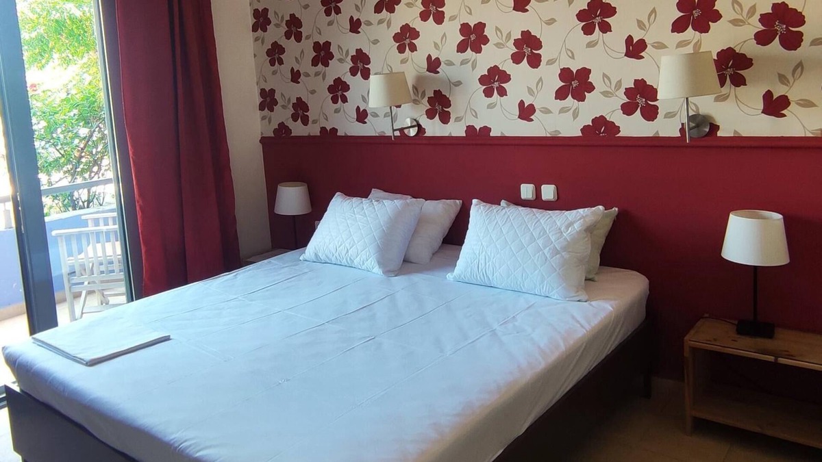 Kamena Vourla House | 102 | Okeania Triple Room Ground Floor