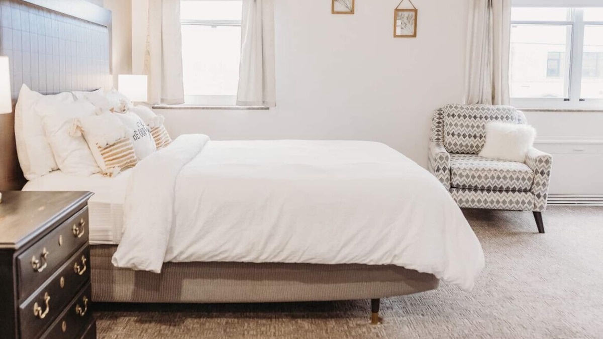 Bartlesville Apartment | 102 · Vintage Chic #102 - Hotel Phillips