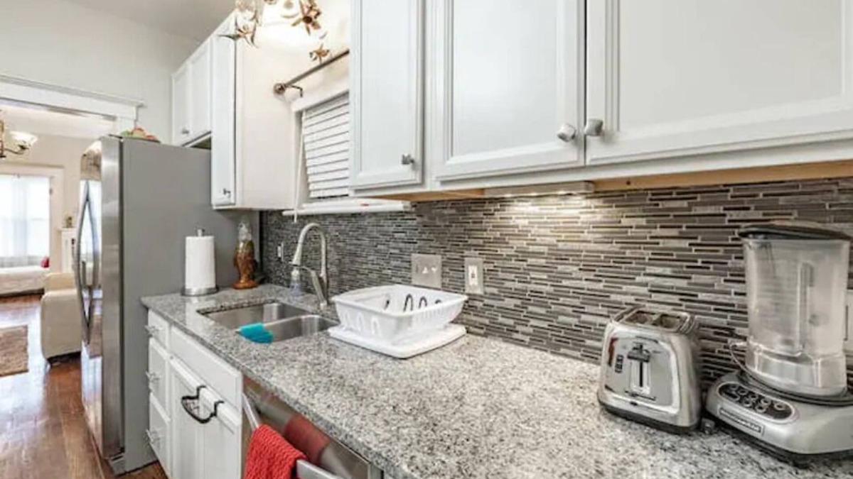 St. Louis Apartment | #103 Delmar Loop- Location-LocationWU