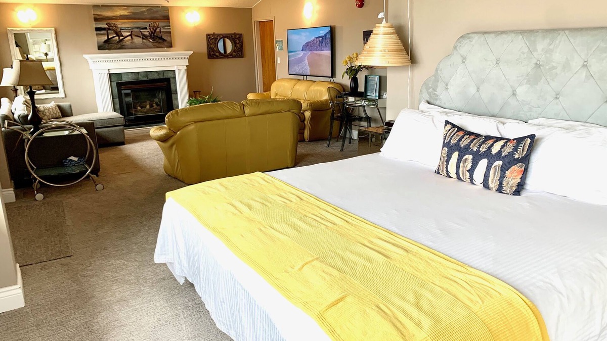 Port Elgin Hotel | 103 -Presidential Suite-Lake View 1 King+SOFA