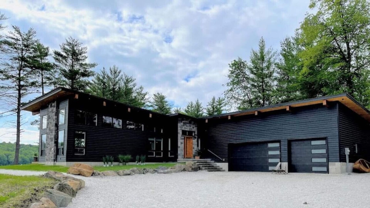 Horton Cottage | 103c carriage · Canoe Landing: Luxury Waterfront Retreat, Hot Tub
