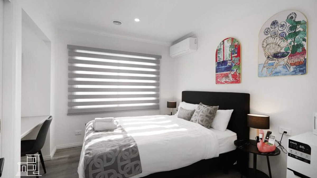 Brunswick East Hotel | 104 Chic Queen BR w/Fast WiFi - 18 mins tram to CBD