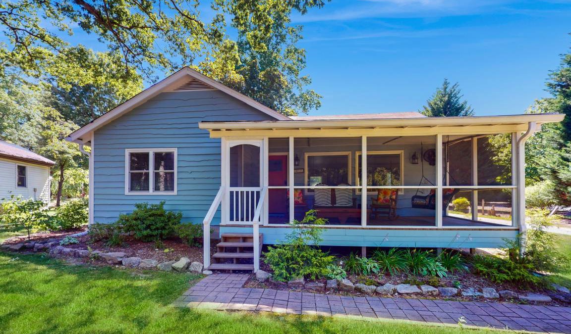 Flat Rock Cottage | 104 m² Cabin ∙ 2 bedrooms ∙ 4 guests