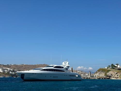 Paraga Boat Rental | 105 ft Yacht
