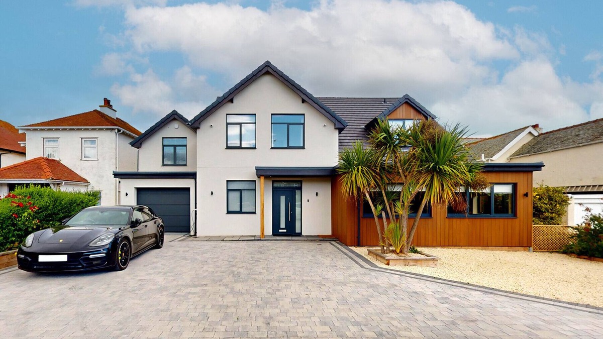 Penrhyn Bay Cottage | 105 The Beach House - Six Bedroom Cottage, Sleeps 12
