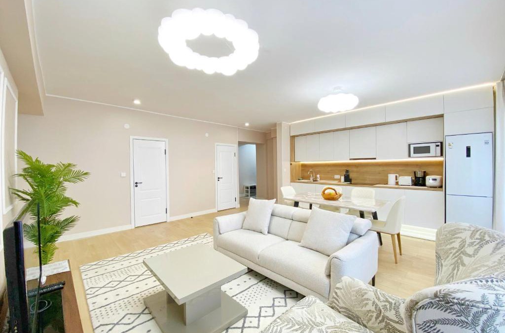 Sukhbaatar Apartment | 105m2 Central 3 BR new apartment w airport pickup