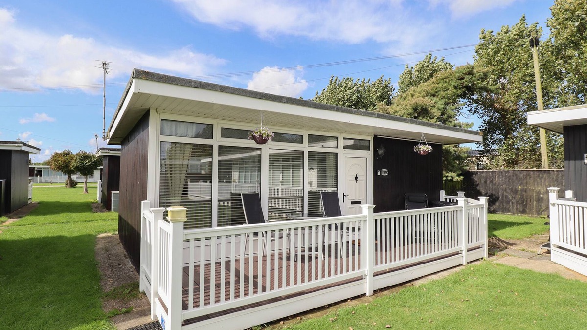 Chapel Saint Leonards Cottage | 107 THE LAURELS, pet friendly, with a garden in Chapel St Leonards