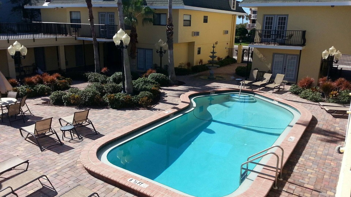 Redington Beach Condo | #109 2min walk to the beach, heated pool WiFi, digital cable TV, kingsize bed.