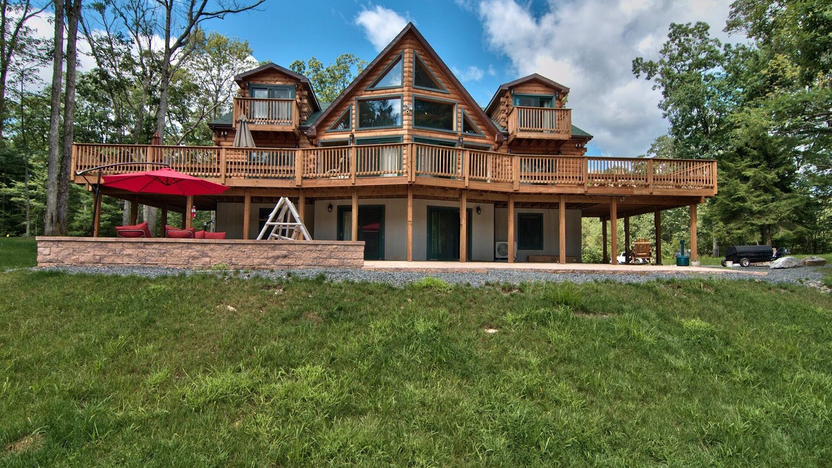 Hickory Hills House | 10BR 6BA, SLPS 28 50 ACRES BSK CT Putting Green Hot Tub Pool Table Tesla EV CHGR