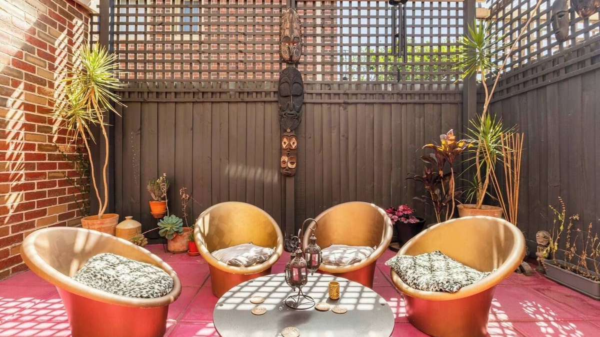 Brighton East House | 10min drive to the beach, superb private self contained bedroom, bathroom & WIR