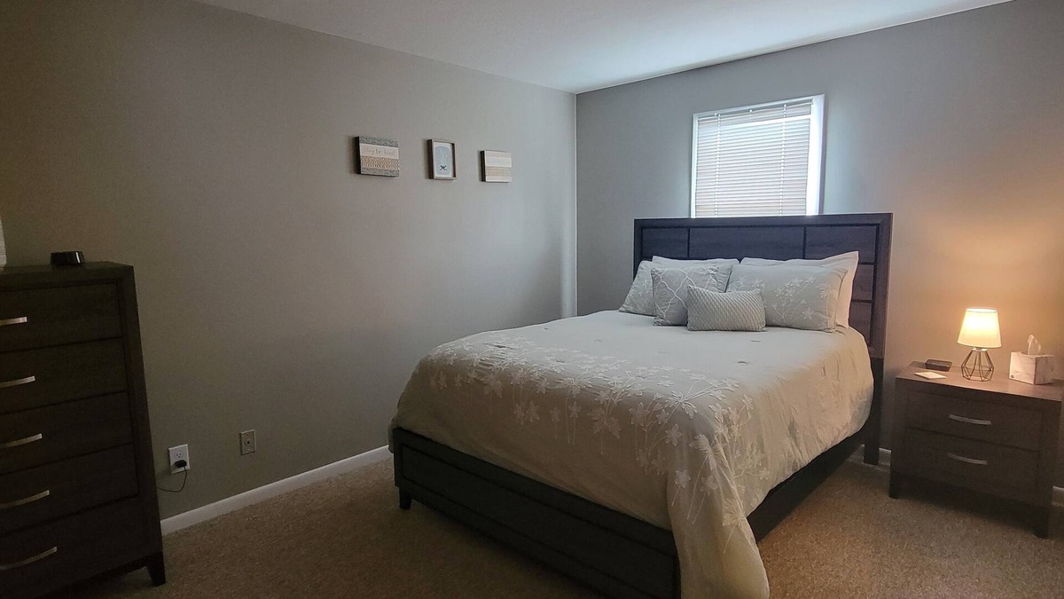 Princeton Apartment | 10min to Exit 9, I-77/3min to PCH/20min to 3 Universities/FastWiFi/FamPetFrndly!