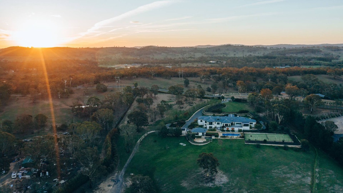 Sutton House | 11 Acres Luxury Estate - 15 mins to Canberra!