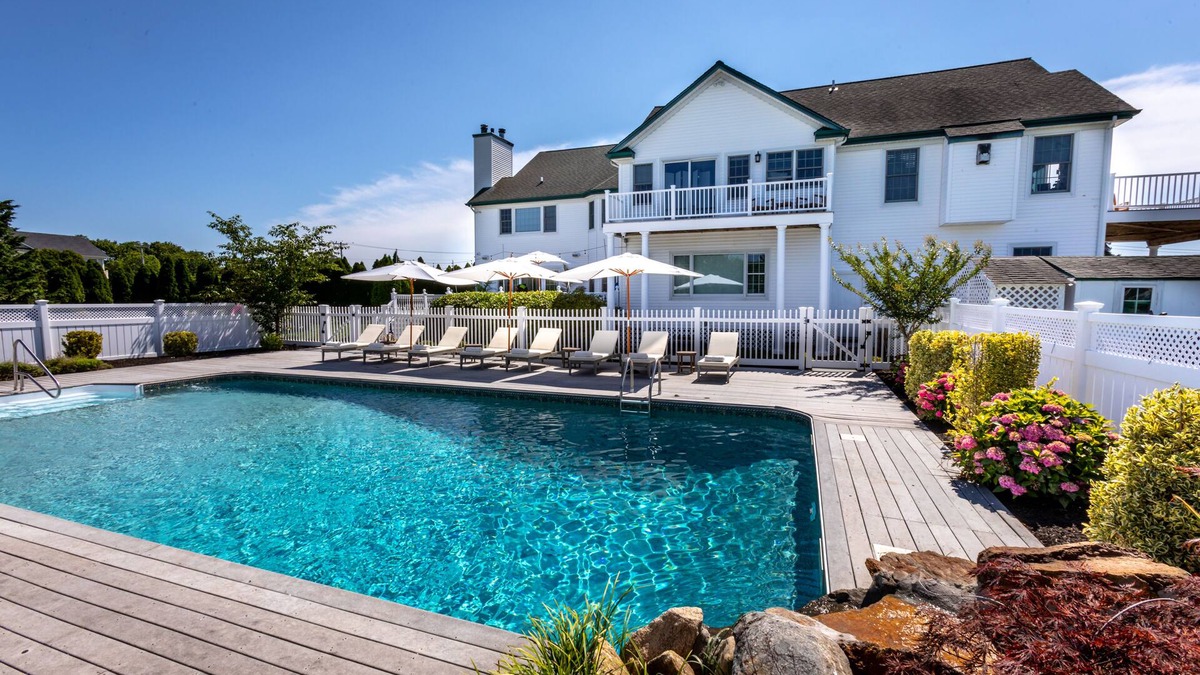 Eastport House | 11-Bedroom Mansion with an Seasonal Outdoor Pool 10.5 bathrooms