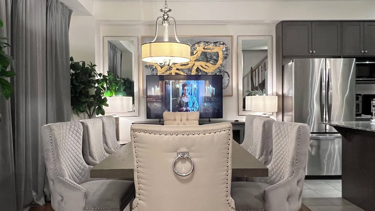 Vaughan House | 11 Beds - Kleinburg Crown Town Residences