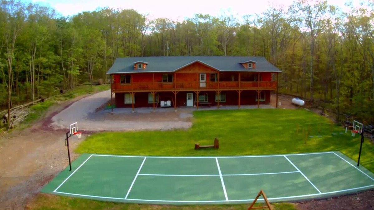 Ebervale House | 11 BR 8 BA BASKETBALL MOVIE THEATRE HOT TUB FIRE PIT ON 8 ACRES SLPS 30!