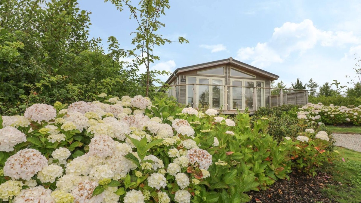 Lower Trengale Cottage | 11 FARAWAY FIELDS, pet friendly, luxury holiday cottage in Dobwalls