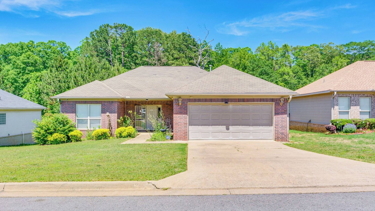 Little Rock House | 11 Mi to Dtwn Little Rock: Home w/Large Deck!