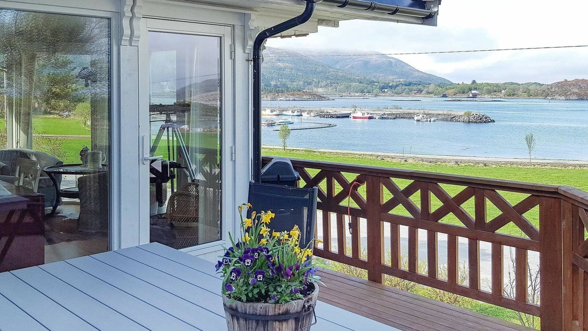 Naeroy House | 11 person holiday home in kolvereid