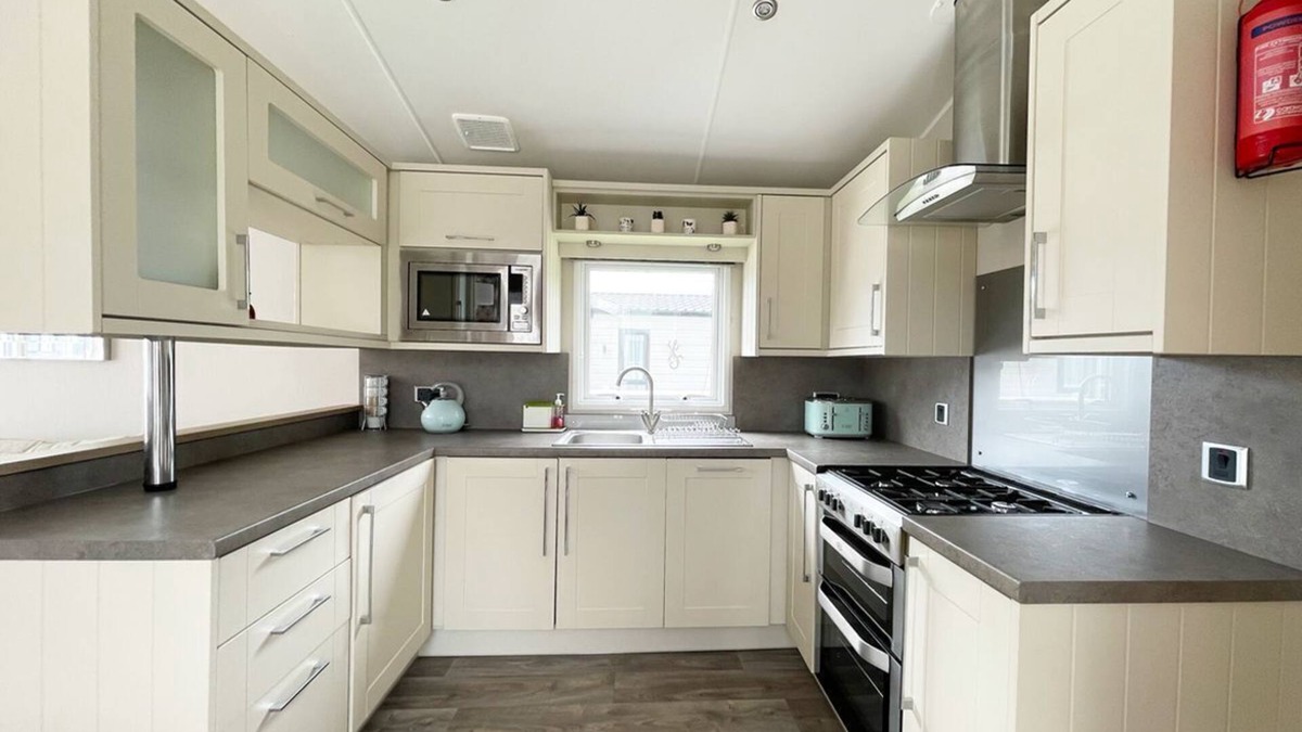 Newquay Cabin | 11 Porth Valley Retreat is a beautiful and modern 6 berth caravan