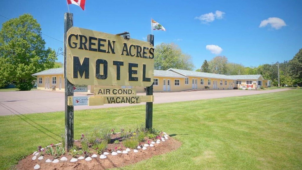 Summerside Apartment | (11) Private Queen Suite at Green Acres Summerside
