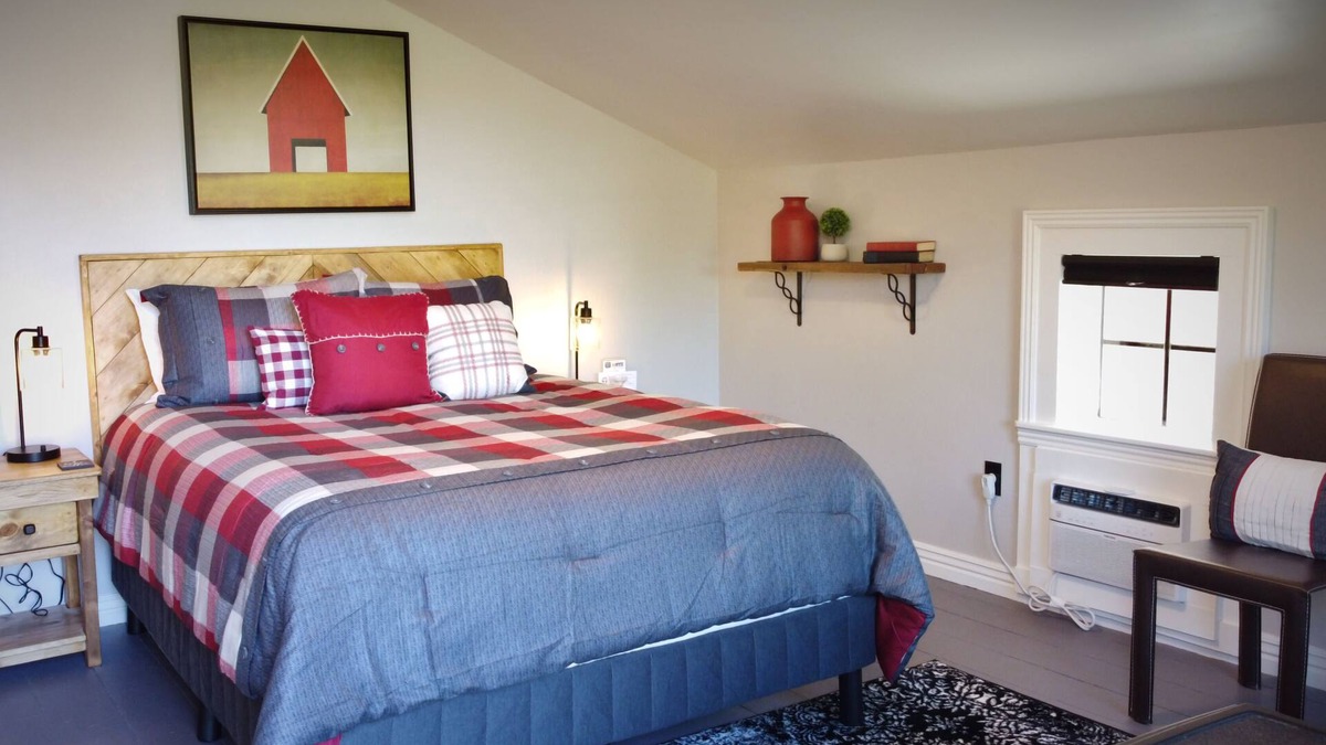 Snowflake Hotel | #11 Rustic Room in Historic Inn, Red Roost