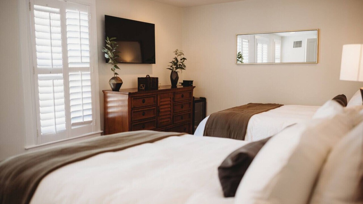 Downtown Hotel | 11-Standard Guest Room - 2 Queens · The Jefferson Inn Rm. 11