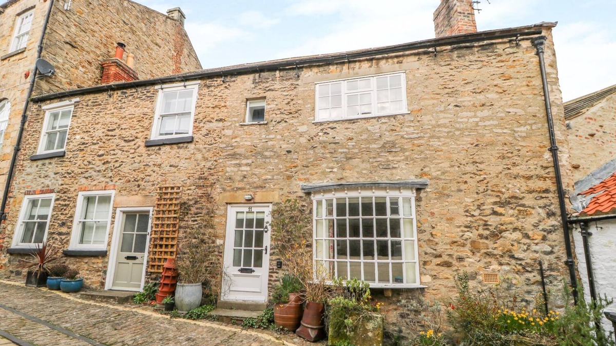 Richmond Cottage | 11 TOWER STREET, pet friendly, character holiday cottage in Richmond