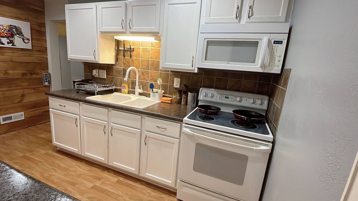 Dubuque Apartment | 1103#201-Charming 2-bedroom apartment with AC, WiFi in brilliant Dubuque