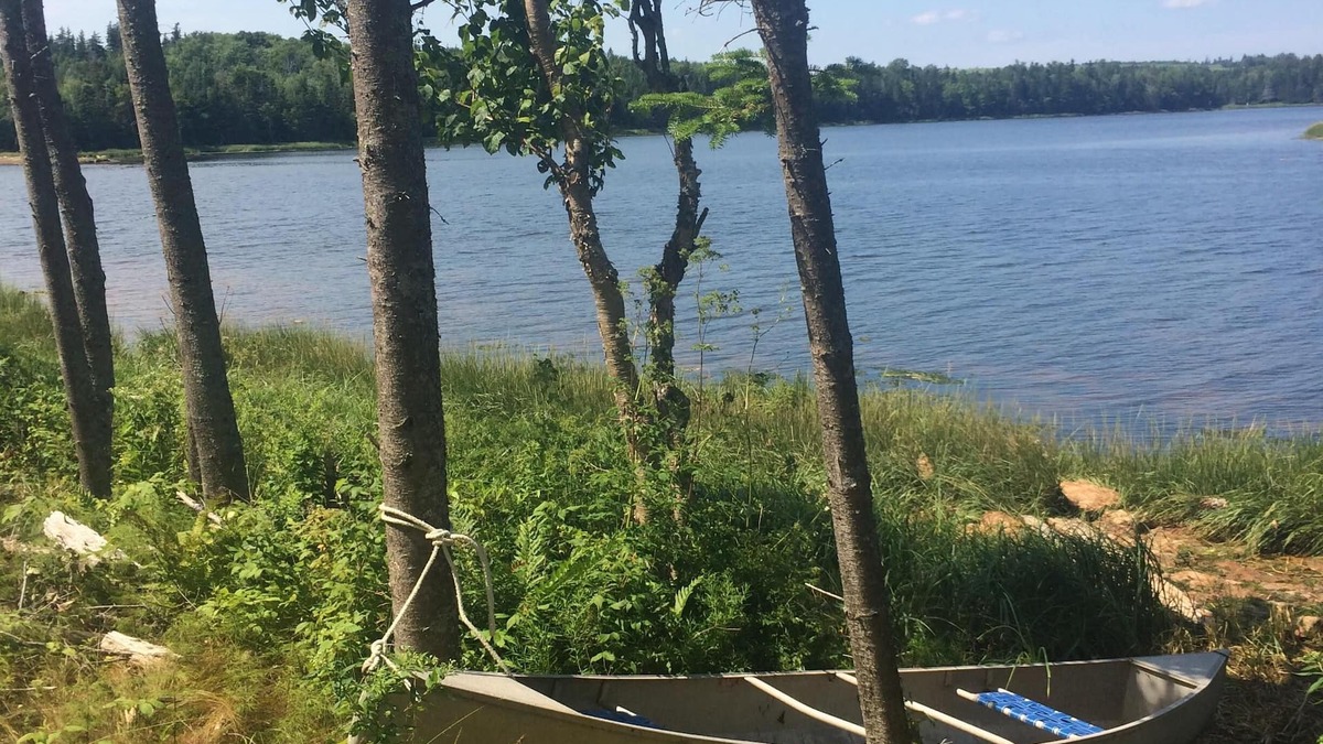 Souris Cottage | 112 waterfront cottage close to beaches w/hot tub