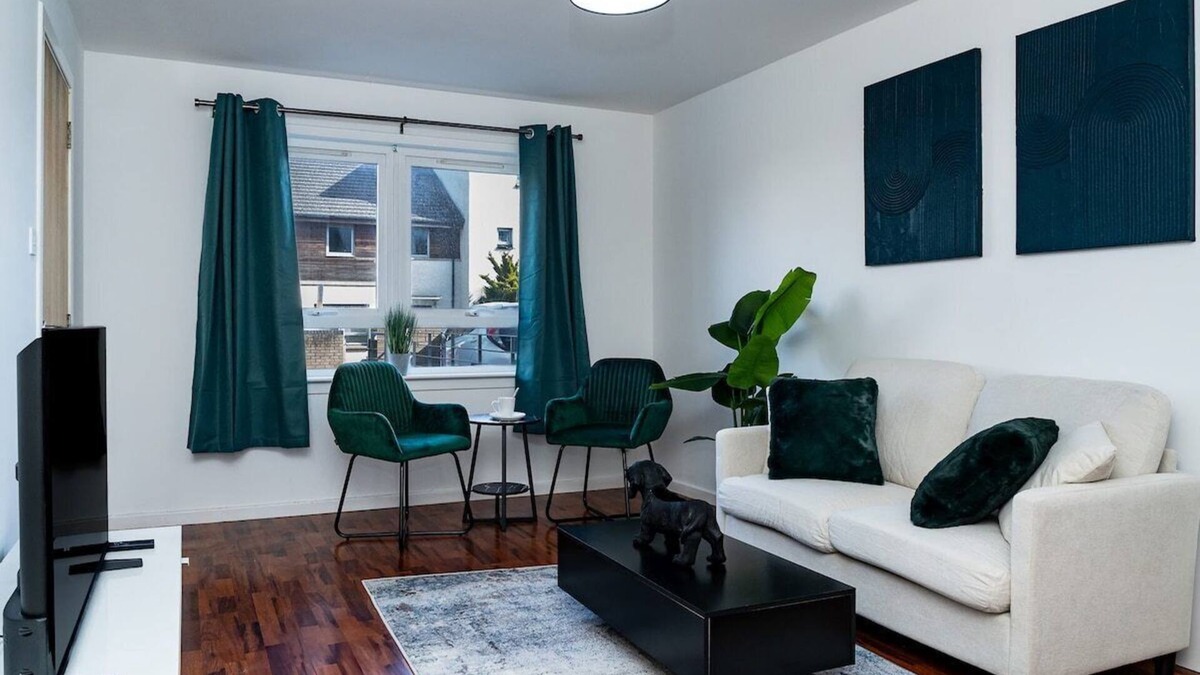 Liberton House | 115 Gracemount Drive · Luxury 3-Bed Townhouse | Free Parking | Central