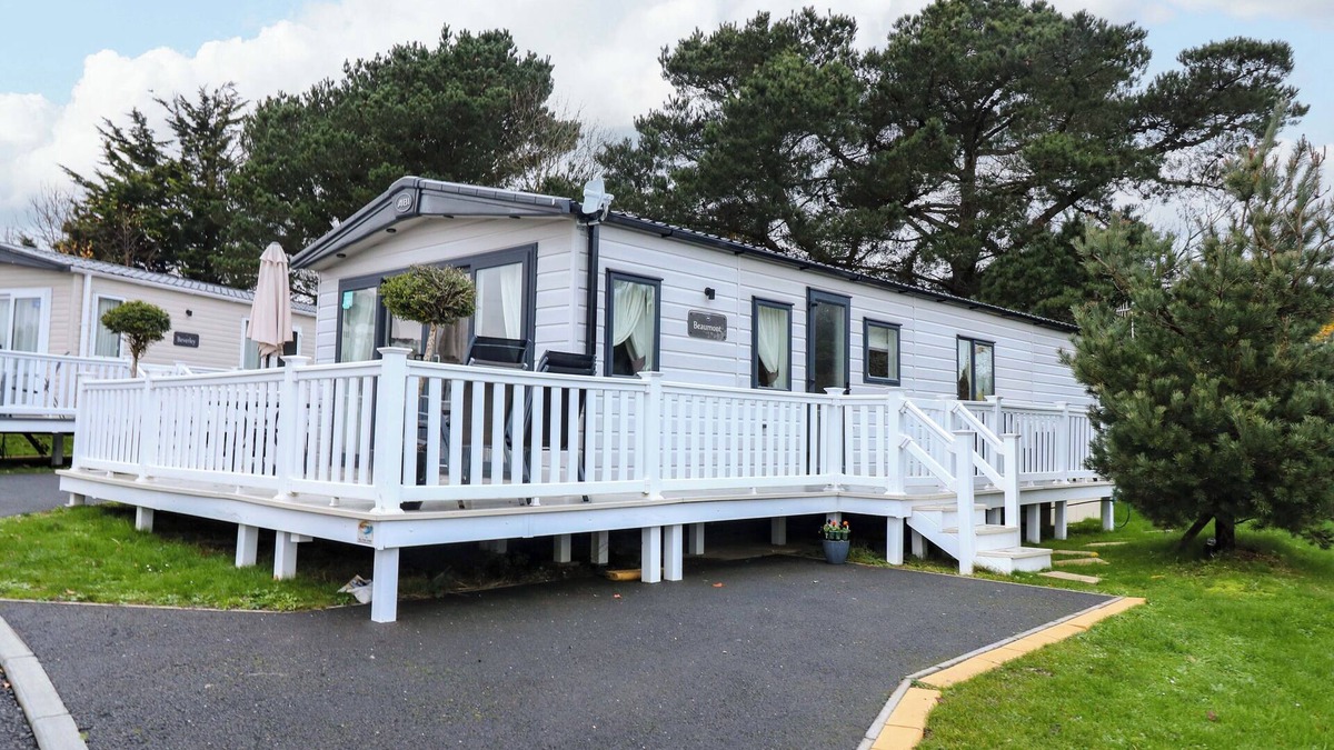 Bembridge Cottage | 117 CROSSWINDS, pet friendly, with open fire in Bembridge
