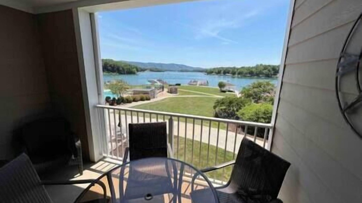 Smith Mountain Lake Apartment | #118 Pointe - 1 Bedroom Lakefront Condo at Mariners SML
