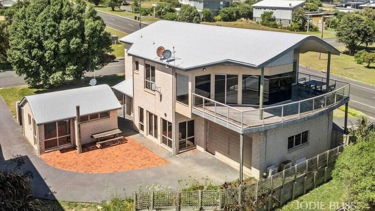 Port Campbell House | 12 Apostles Beach House; with ocean & valley views