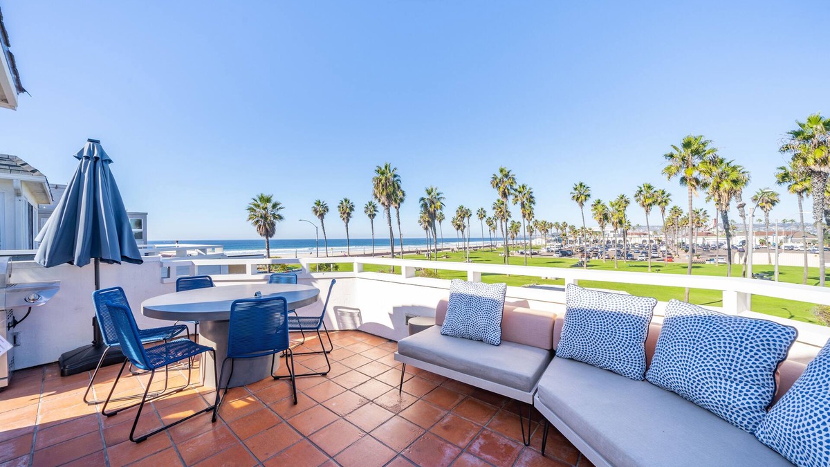 South Mission Beach House | 12 BEDROOM FAMILY/WORK OCEAN OASIS SLEEPS 40; 8 CAR PARKING