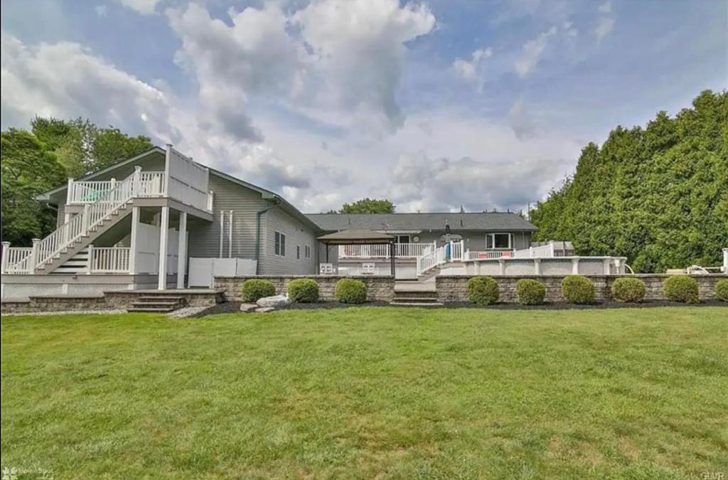 Reeders House | 12 Guest Villa Hot Tub With Large Backyard