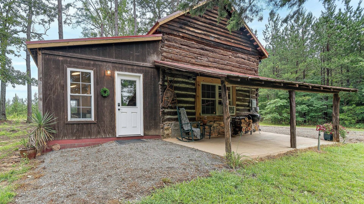 Scottsburg Cabin | 12 Mi to Staunton River State Park: Off-Grid Cabin