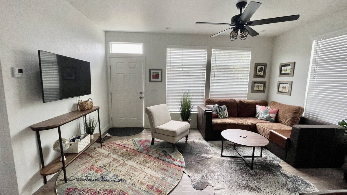 Norwalk House | 12 miles to Disneyland Steps to Sports Park Central location to Beaches & City