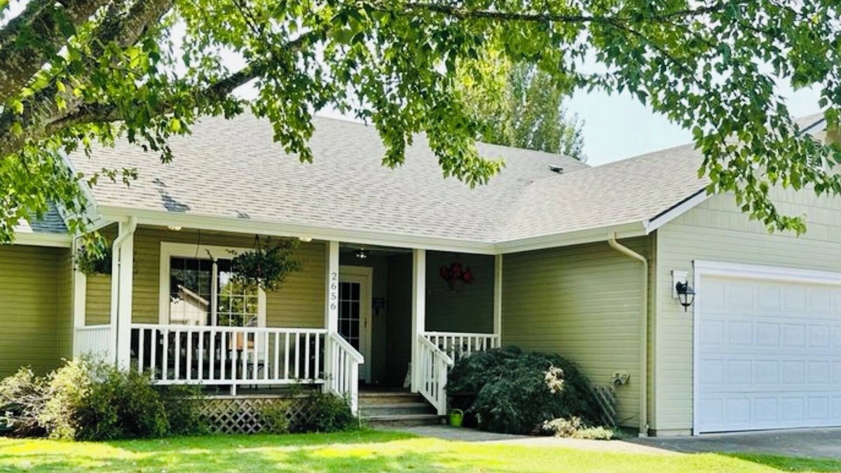 Central Oregon House | 12 mins UO, Autzen, 10min airport, Hot tub, Fire pit!