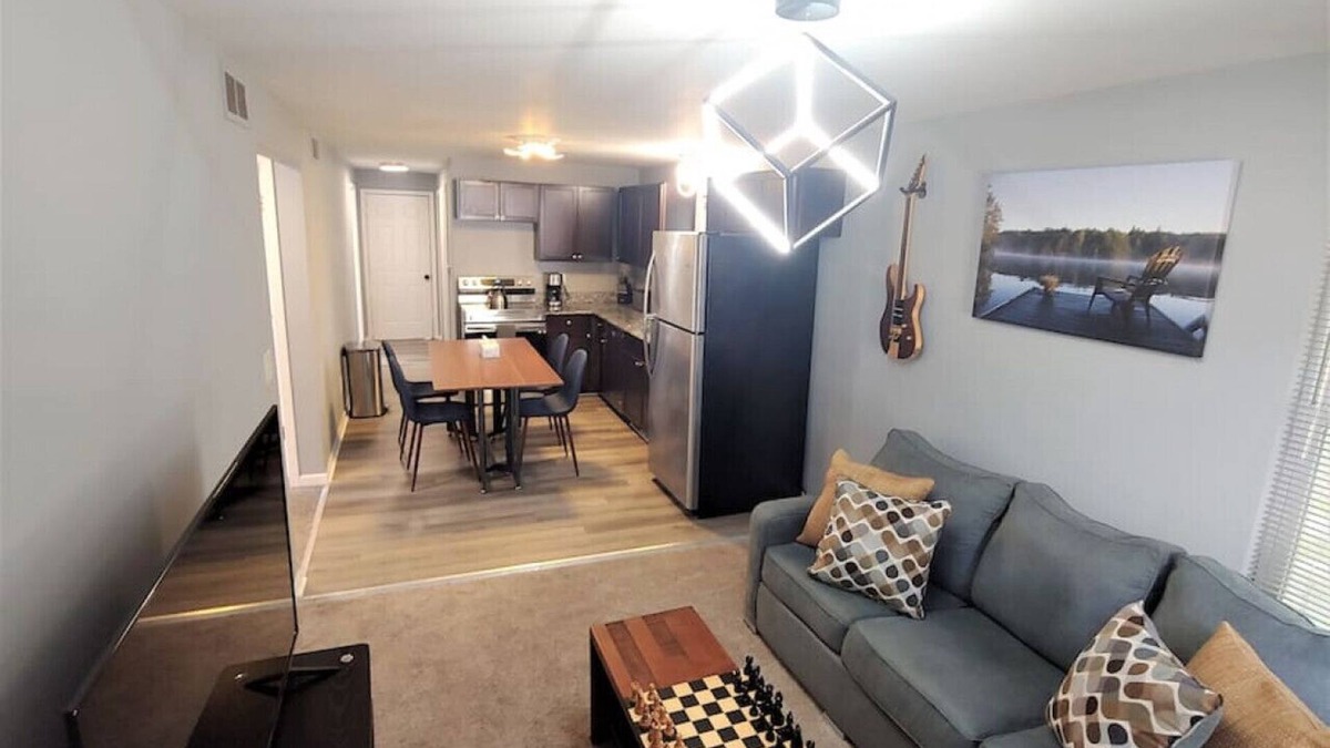 Pontiac Cottage | 12 Myra Ave · Relaxing Cottage by the Lake + Parking